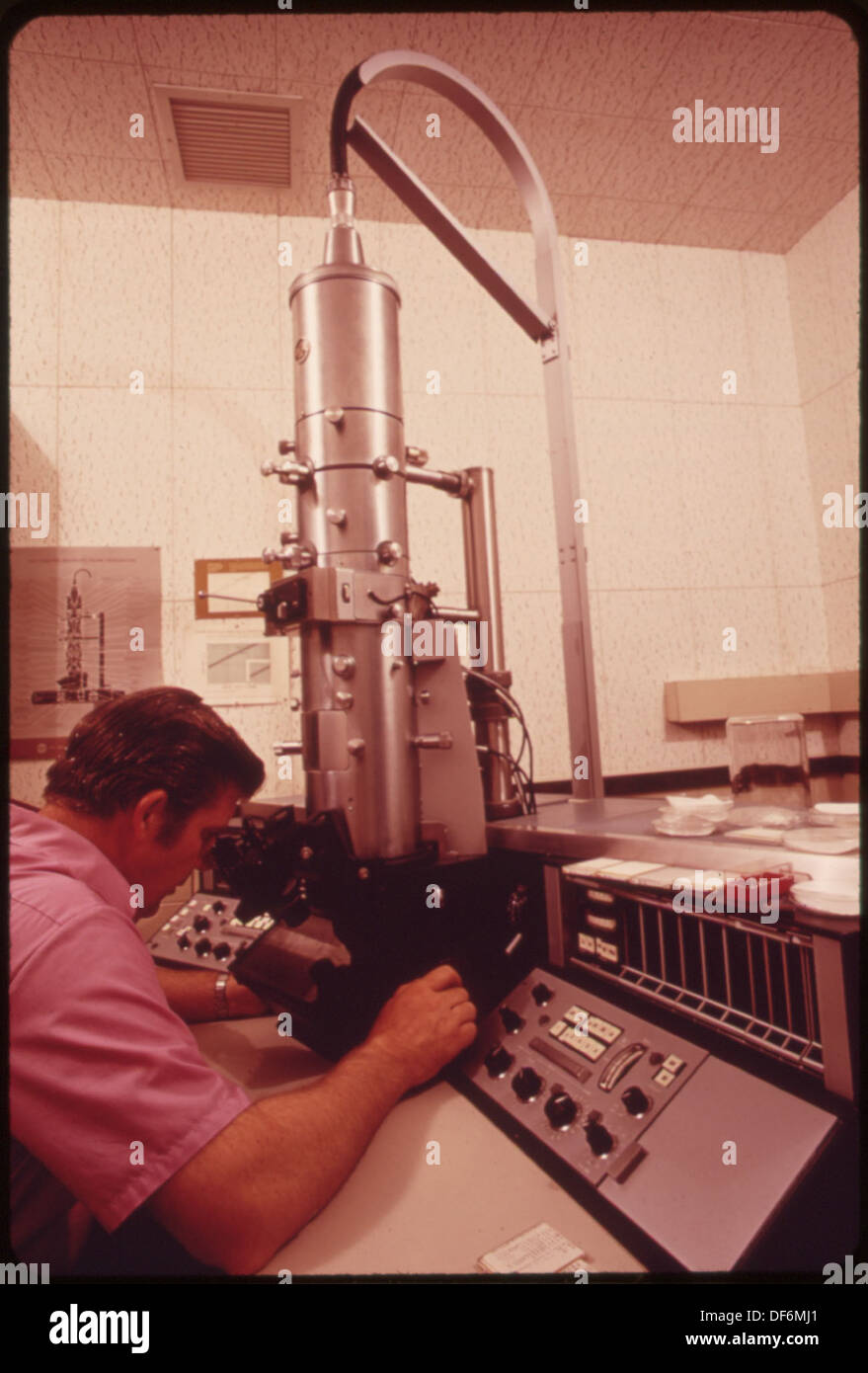 NATIONAL WATER QUALITY LABORATORY, OPERATING THE ELECTRON MICROSCOPE 551595 Stock Photo