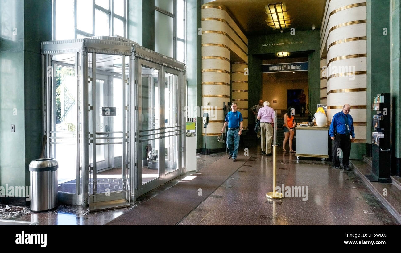 Art deco entrance hi-res stock photography and images - Alamy