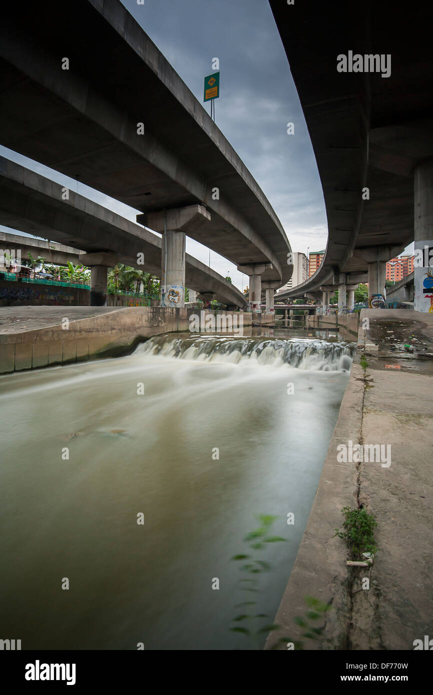Klang River under the elevated Kuala Lumpur expressway Stock Photo