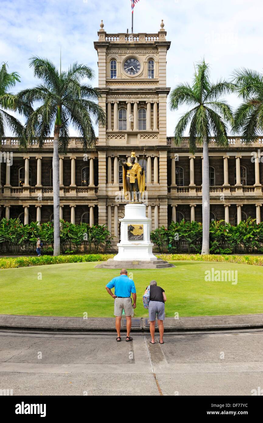 Statue of King Kamehameha and State Judicial Building Aliiolani Hale