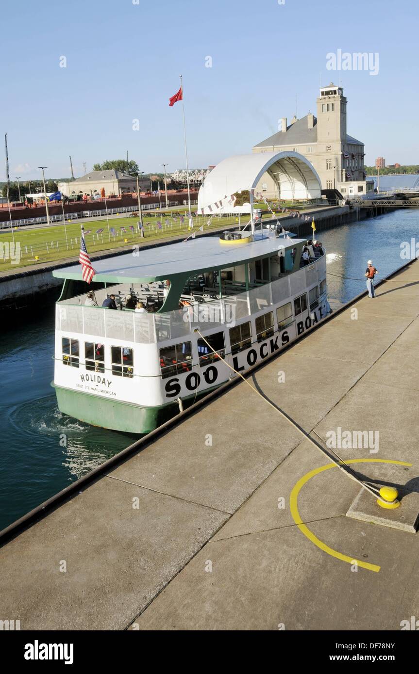 Soo locks boat tour hi-res stock photography and images - Alamy