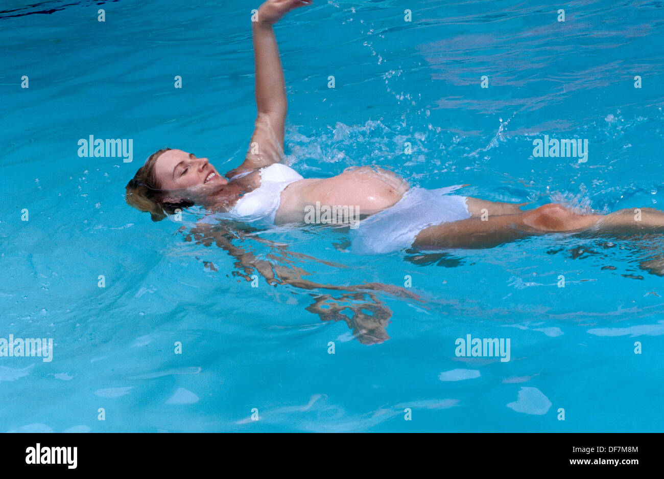 Абонемент в бассейне купаться. Бассейн для беременных. Девочка купается в бассейне. Купание в открытых водоемах. Бассейн с бульками.