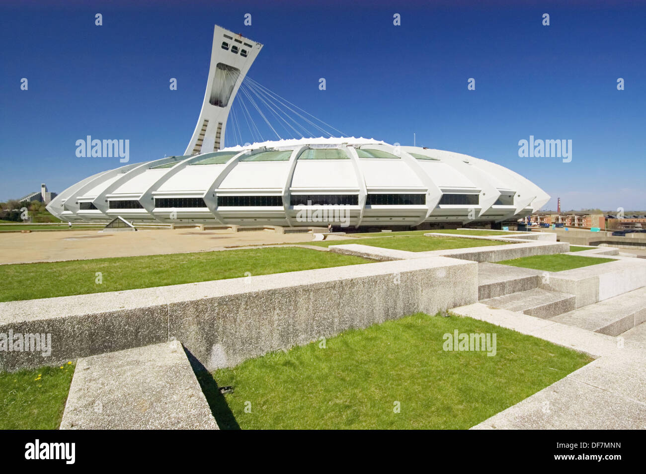 OLYMPIC STADIUM / LE STADE OLYMPIQUE