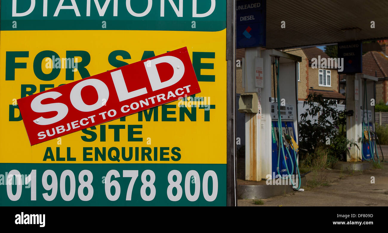 For Sale / Sold sign at a disused and derelict fuel station in Heath and Reach. Stock Photo