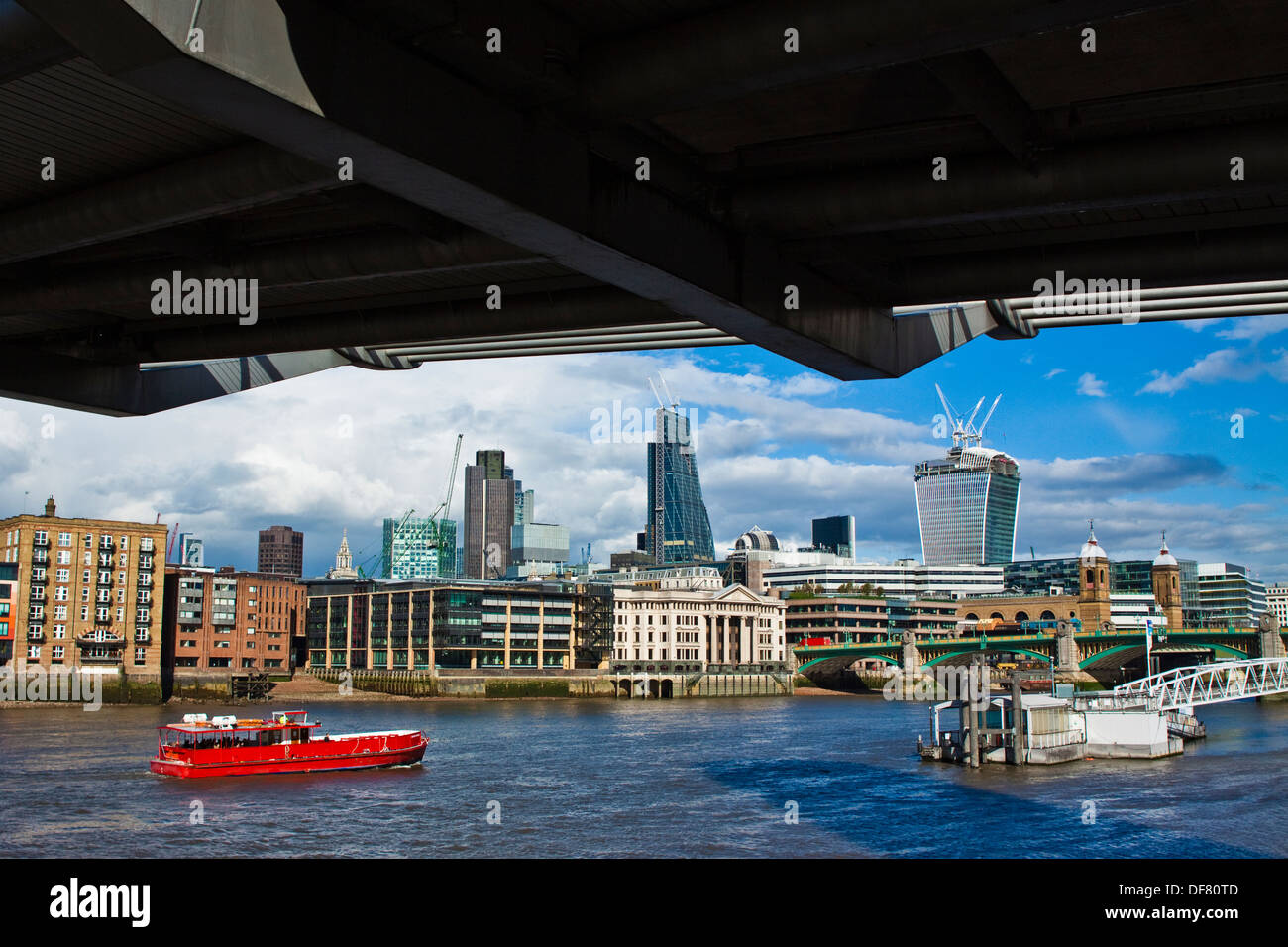 Bridge over river city hi-res stock photography and images - Alamy