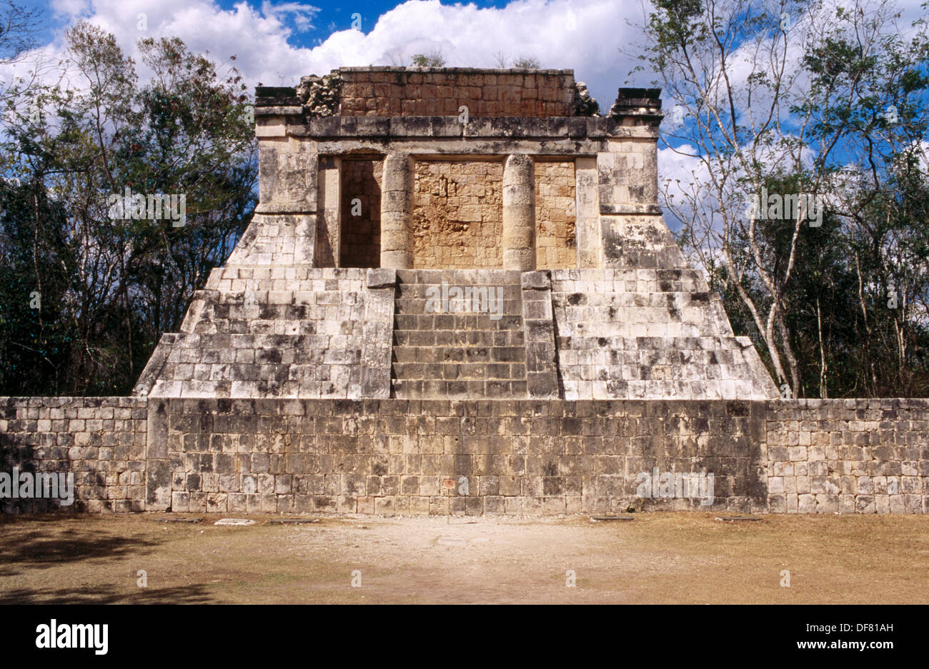 Mayan ruins. Temple in ball court. Chichén Itzá. Mexico Stock Photo Alamy