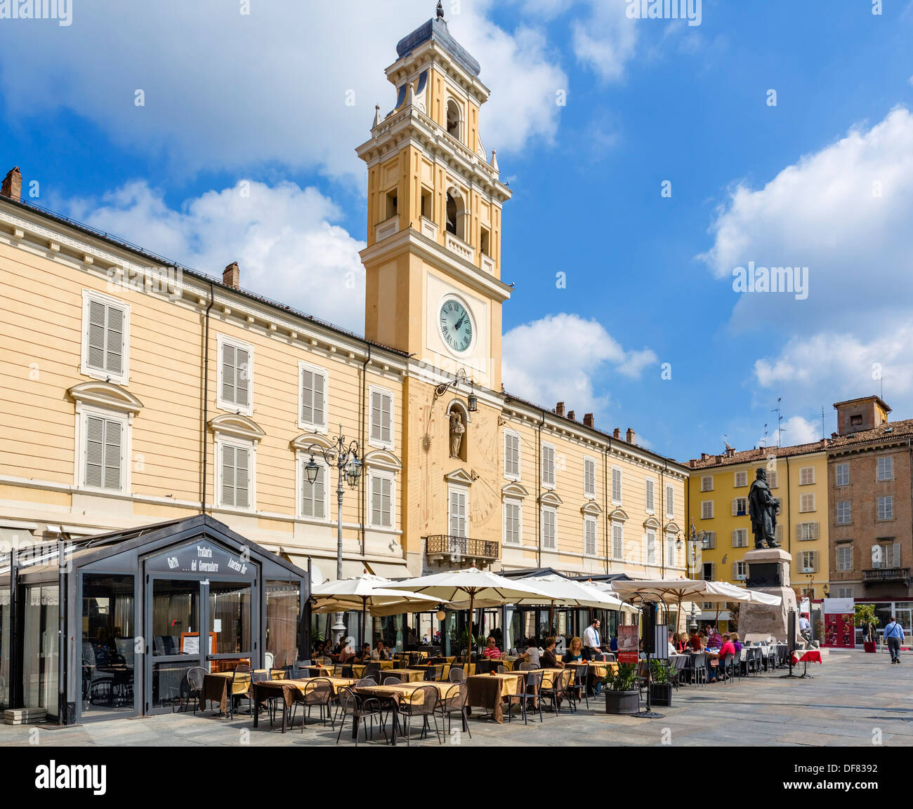 Restaurant in front of The Palazzo del Governatore in the historic city centre, Piazza Garibaldi, Parma, Emilia Romagna, Italy Stock Photo