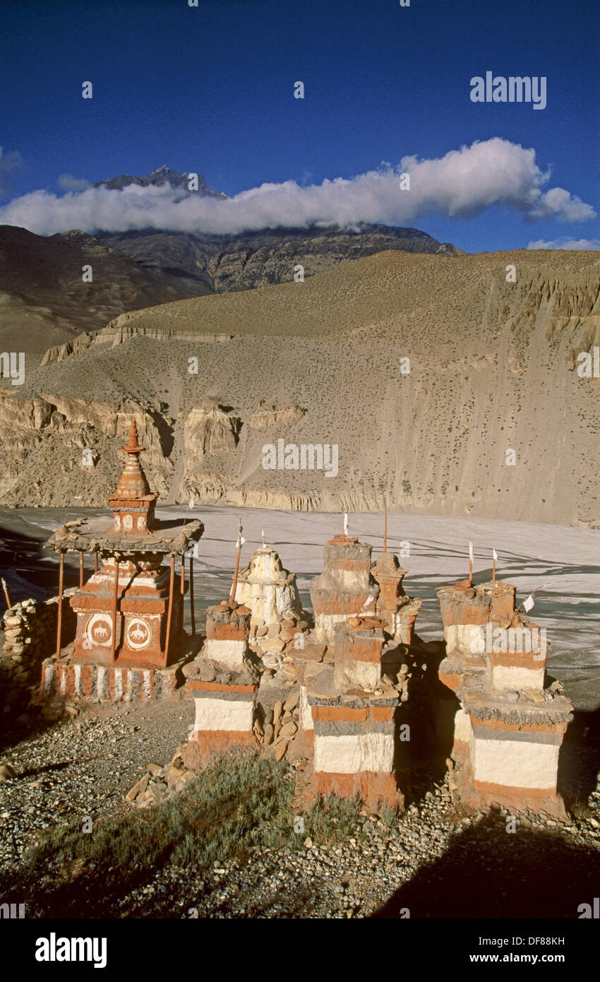 Buddhist chortens. Tangbe, entrance to village above Kali Gandaki gorge. Kingdom of Mustang. Nepal Stock Photo