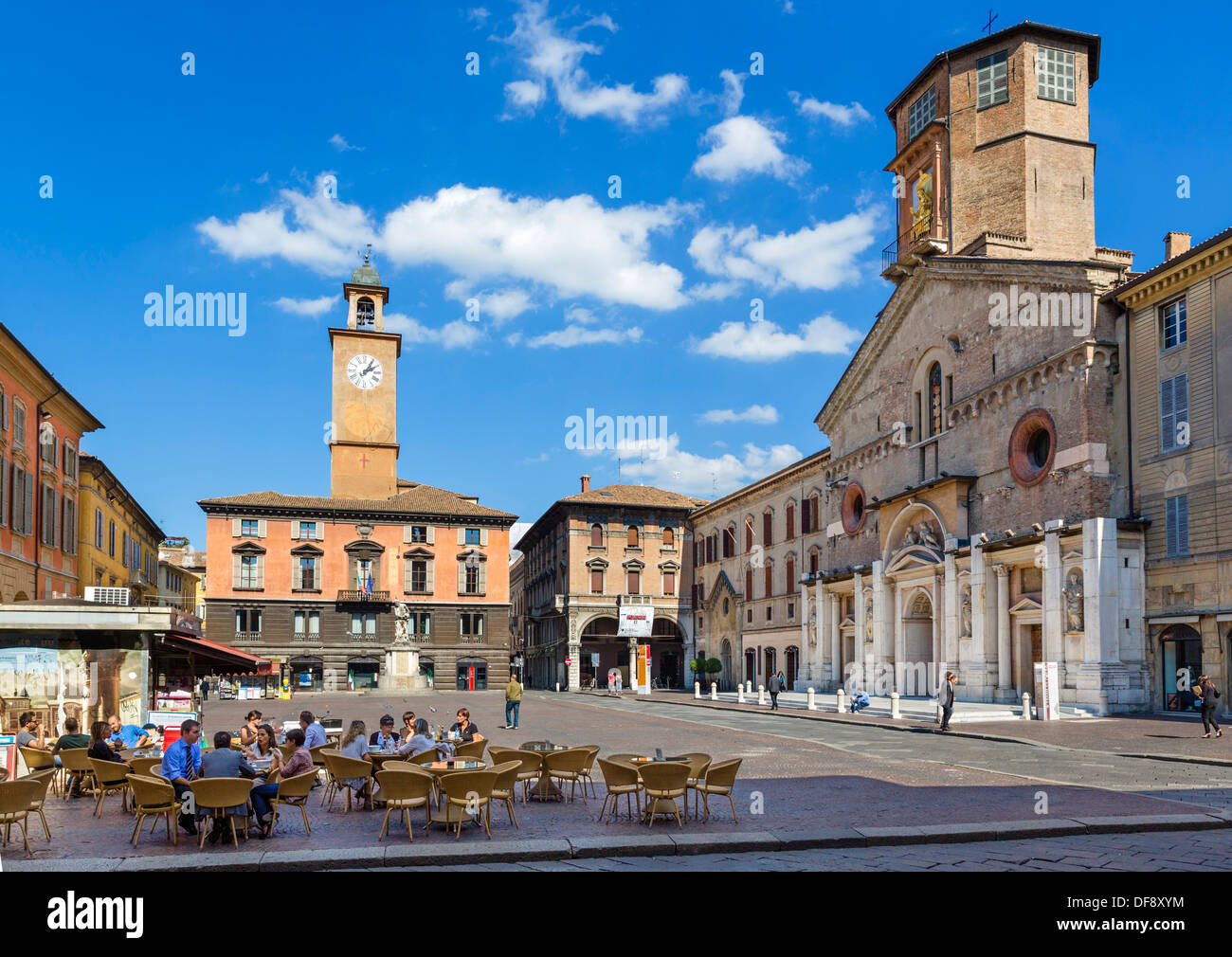 Cafe in the Piazza Prampolini with the Duomo to the right, Reggio Emila (Reggio nell'Emilia), Emilia Romagna, Italy Stock Photo