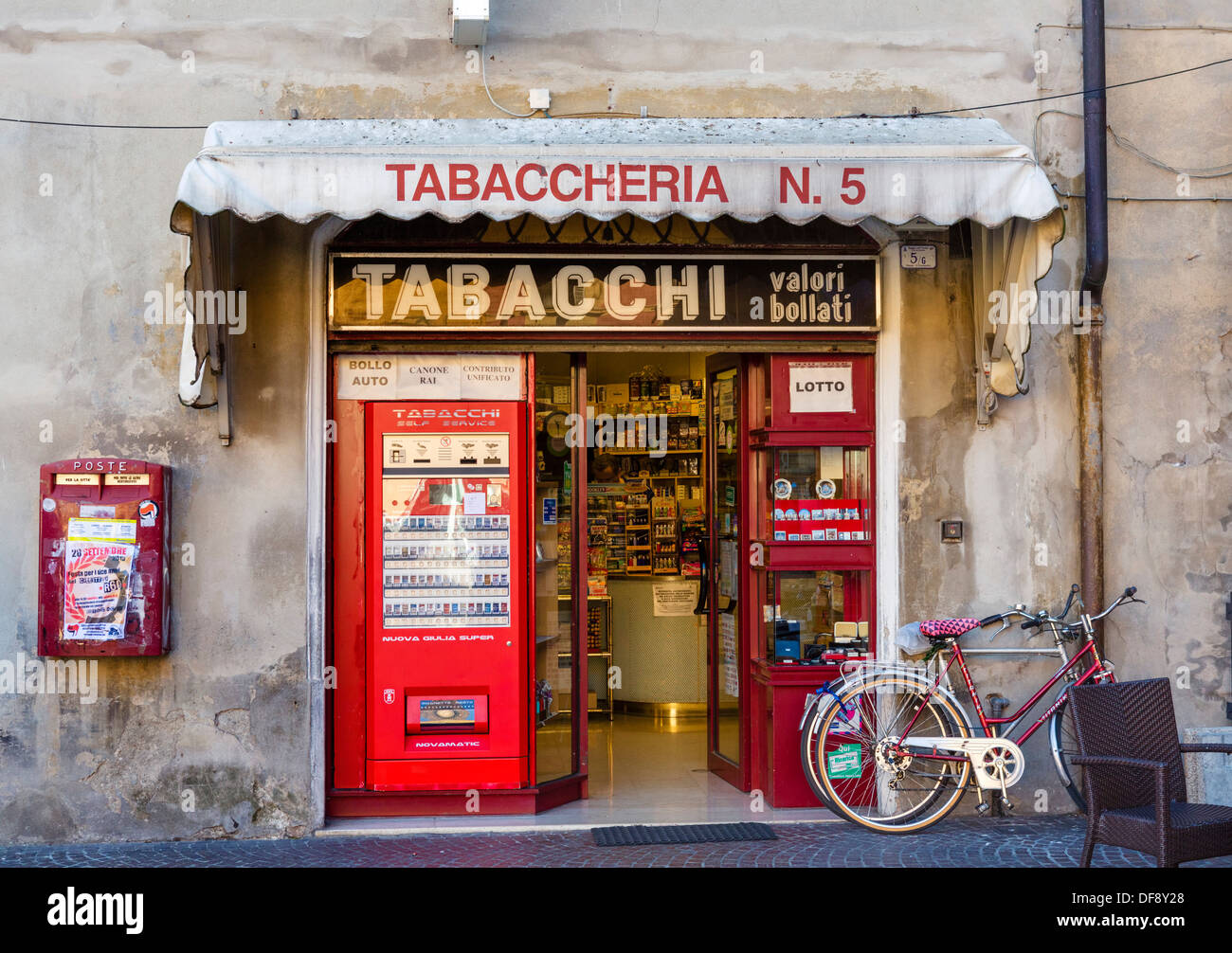Traditional tobacconist shop in Piazza Prampolini, Reggio Emila (Reggio nell'Emilia), Emilia Romagna, Italy Stock Photo