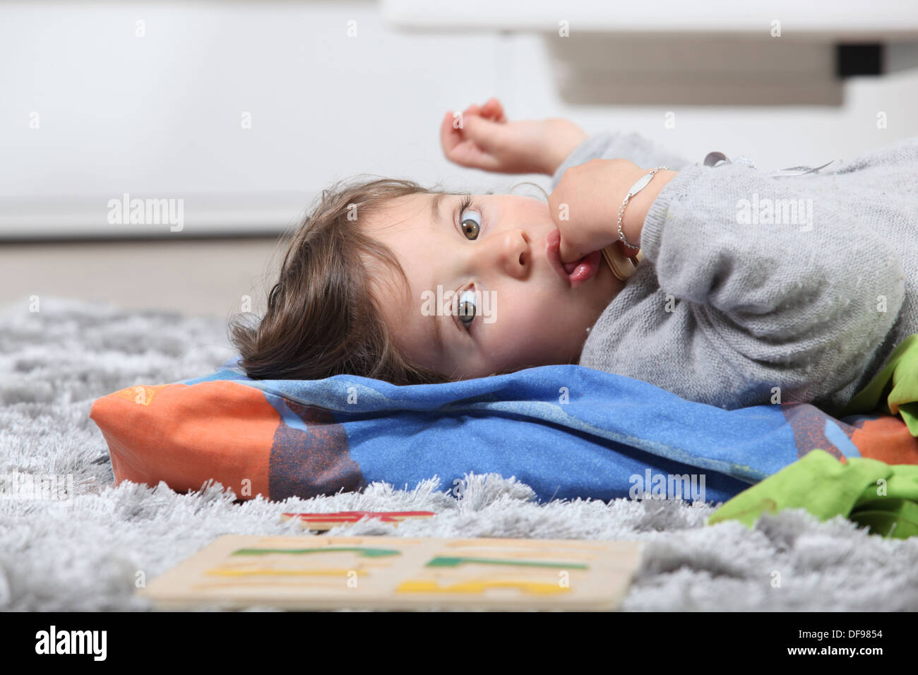 ребенок лежит. кризисы у детей. стремление к знаниям. дети в детском саду. эмоциональный ребенок.