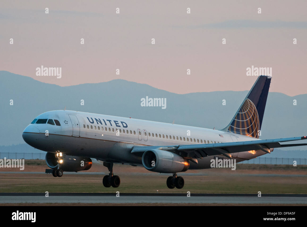 United Airlines N494UA Airbus A320-232 jetliner Stock Photo
