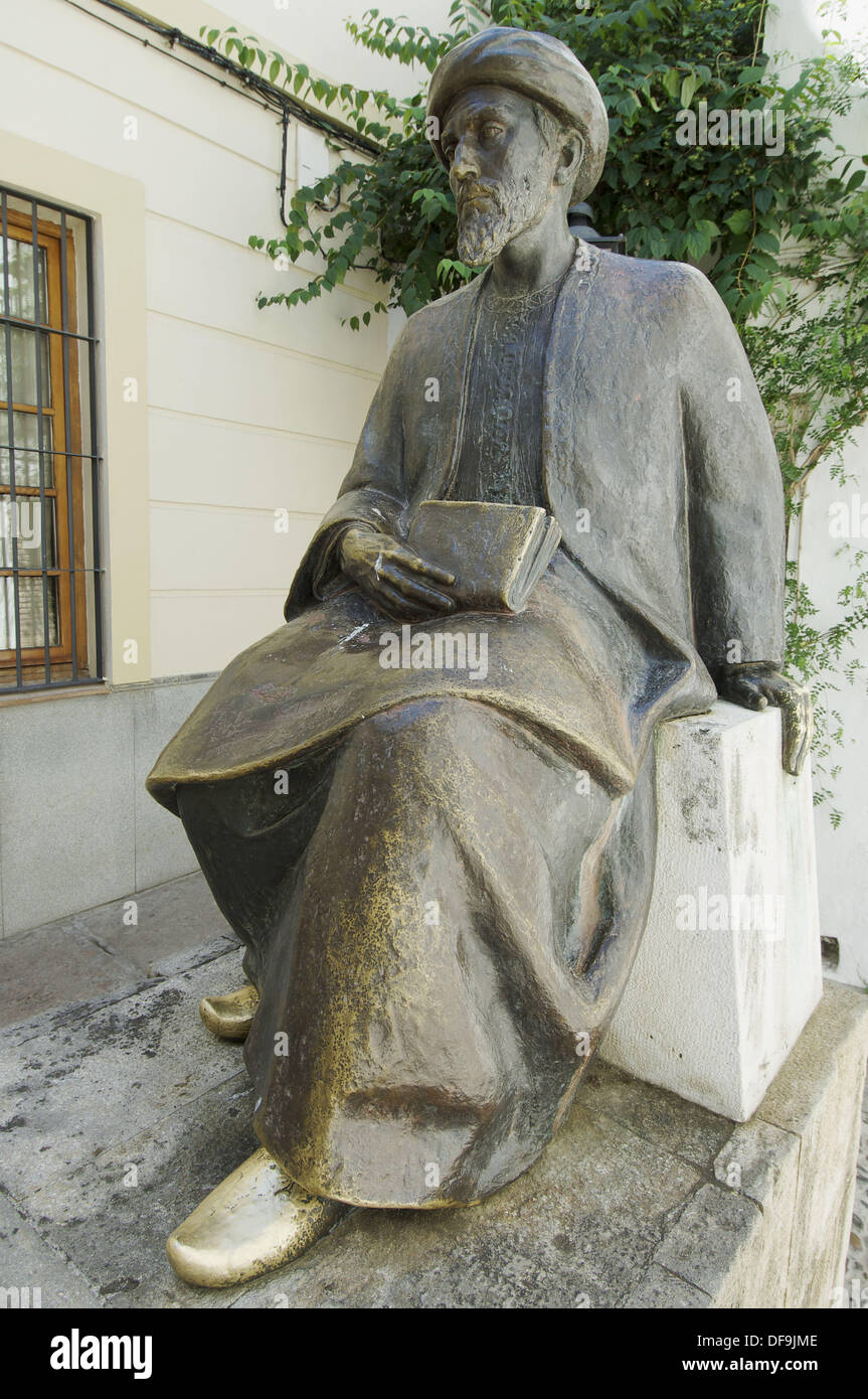Estatua de filósofo Moses Maimónides en barrio judio; Córdoba