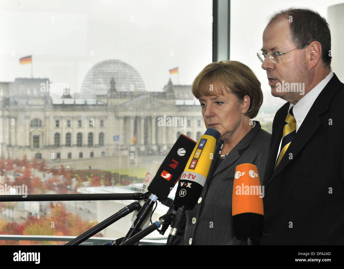In the German Chancellery in Berlin on Sunday, 05 October 2008, the German Chancellor Angela Merkel (CDU) and the German minister of finance Peer Steinbrück (SPD) make a statement about the banking crisis of the Hypo Real Estate. Photo: Rainer Jensen dpa/lbn  +++(c) dpa - Report+++ Stock Photo