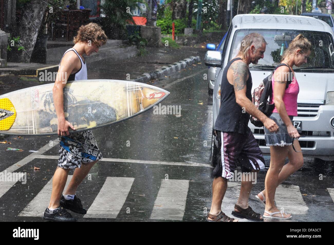 Sjov Snavset græs Legian (Bali, Indonesia): Australian tourists crossing a street under the  rain Stock Photo - Alamy