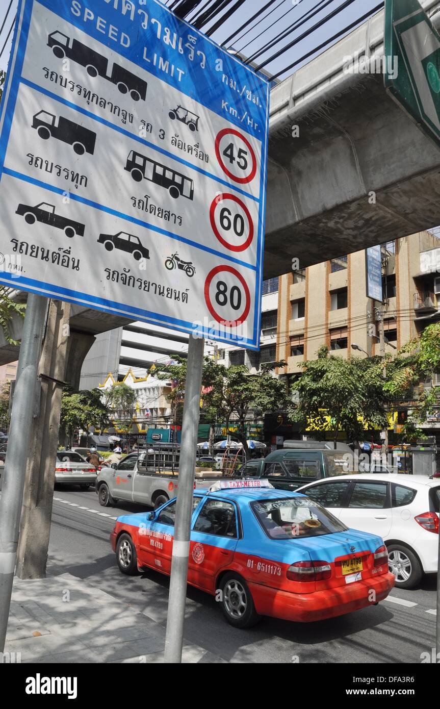 Bangkok (Thailand): cars and speed limits signs along Sukhumvit Road Stock Photo