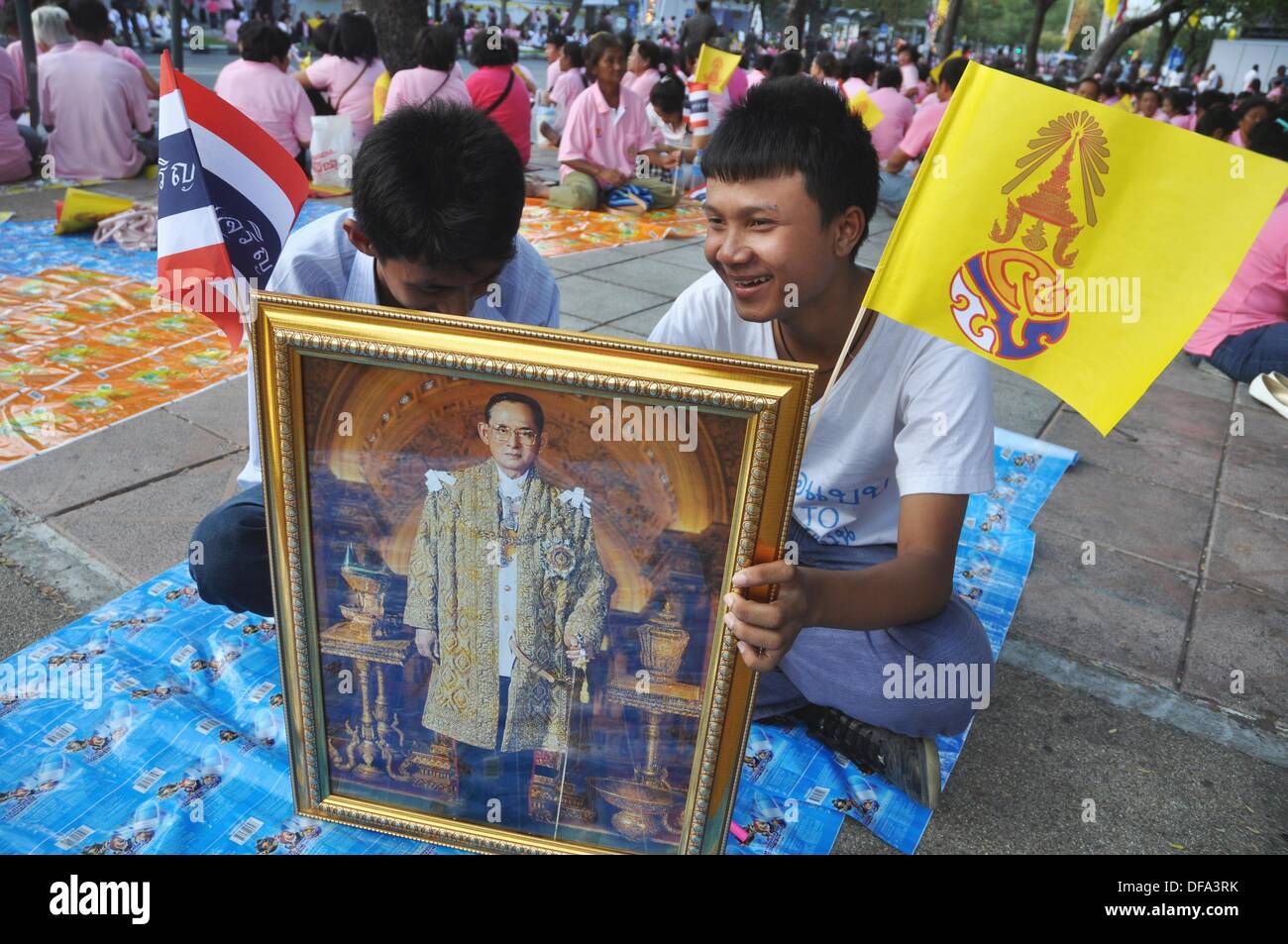 Bangkok (Thailand): a king Bhumibol Adulyadej´s supporter holds the king´s portrait during his majesty birthday´s public Stock Photo