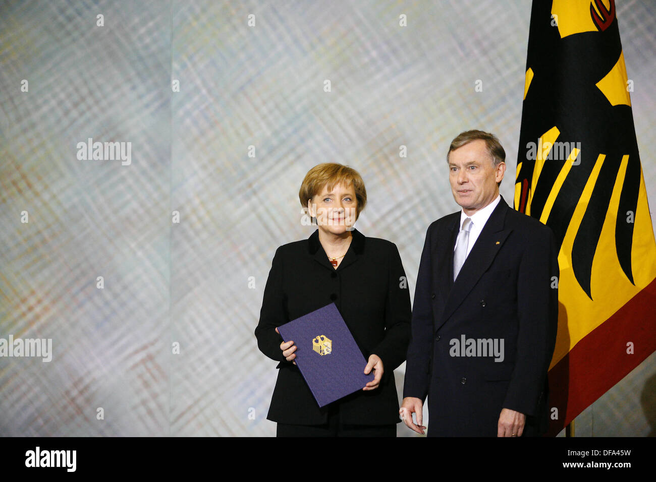 Head of state Horst Köhler (r) hands over the certificate of appointment to Angela Merkel (22.11.2005) who was elected as chancellor.  Foto: Michael Hanschke dpa/lbn +++(c) dpa - Report+++ Stock Photo