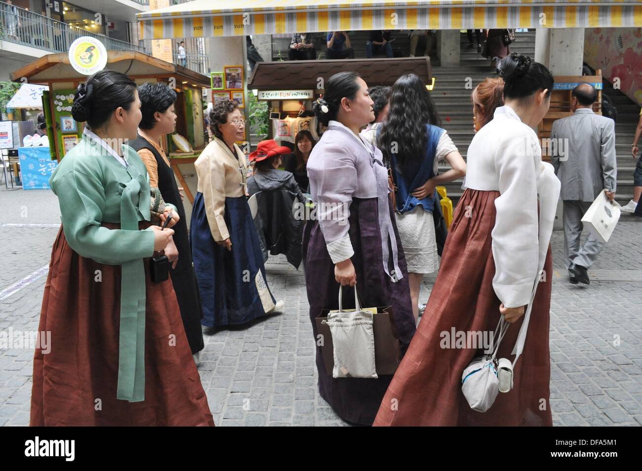 (South Korea): women in traditional Korean outfits at the trendy Ssamziegil shopping center in Insadong Stock Photo - Alamy