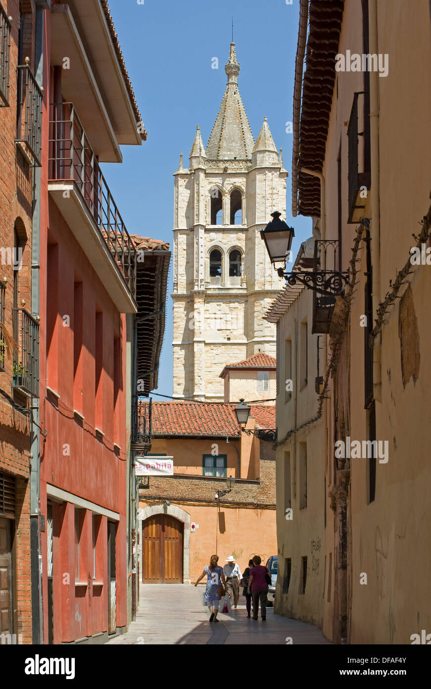 Torre norte de la Catedral de Santa María de León, Castilla y León, España  Al frente calles del barrio viejo de la ciudad de Stock Photo