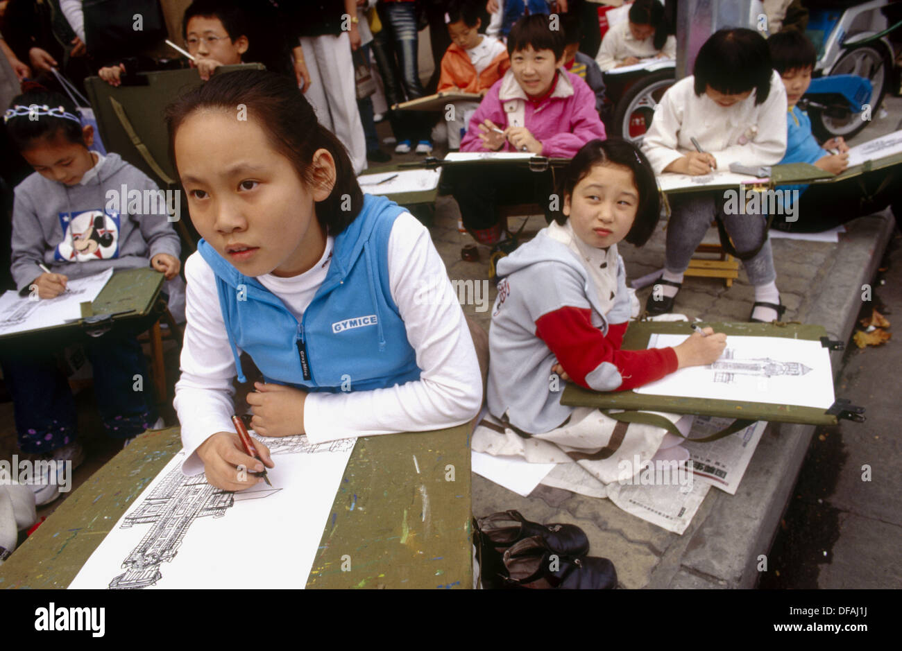 Young students sketch building for art class on the streets of downtown