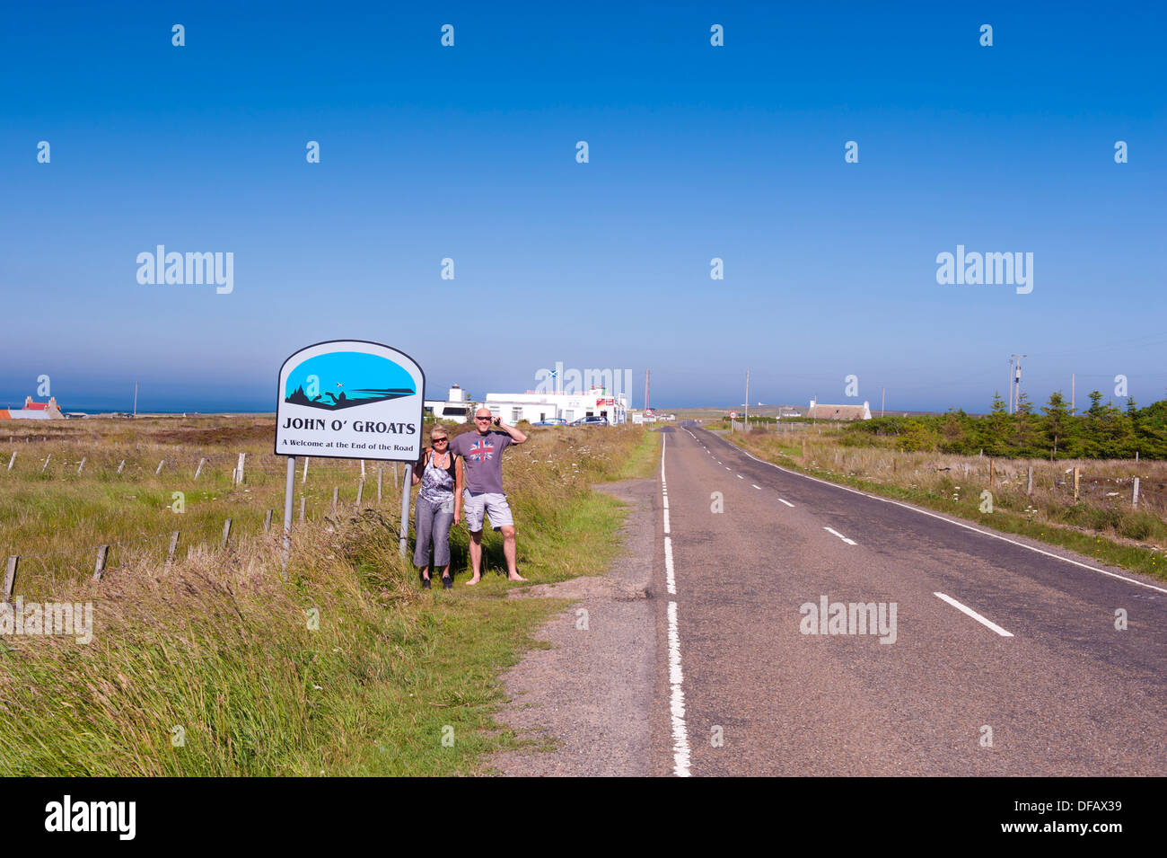 couple at john o groats road signpost Stock Photo
