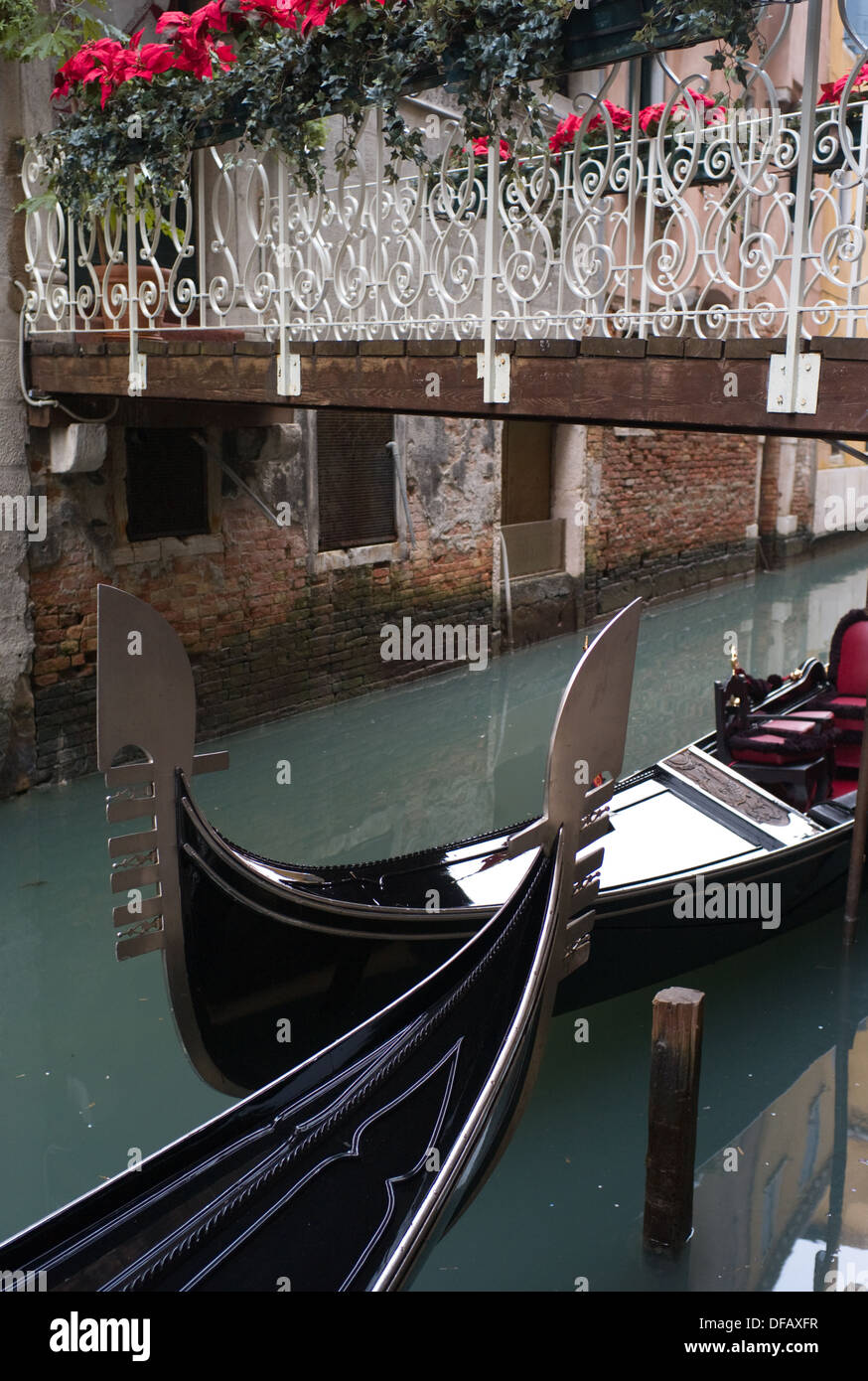 Venice gondola canal ferro hi-res stock photography and images - Alamy