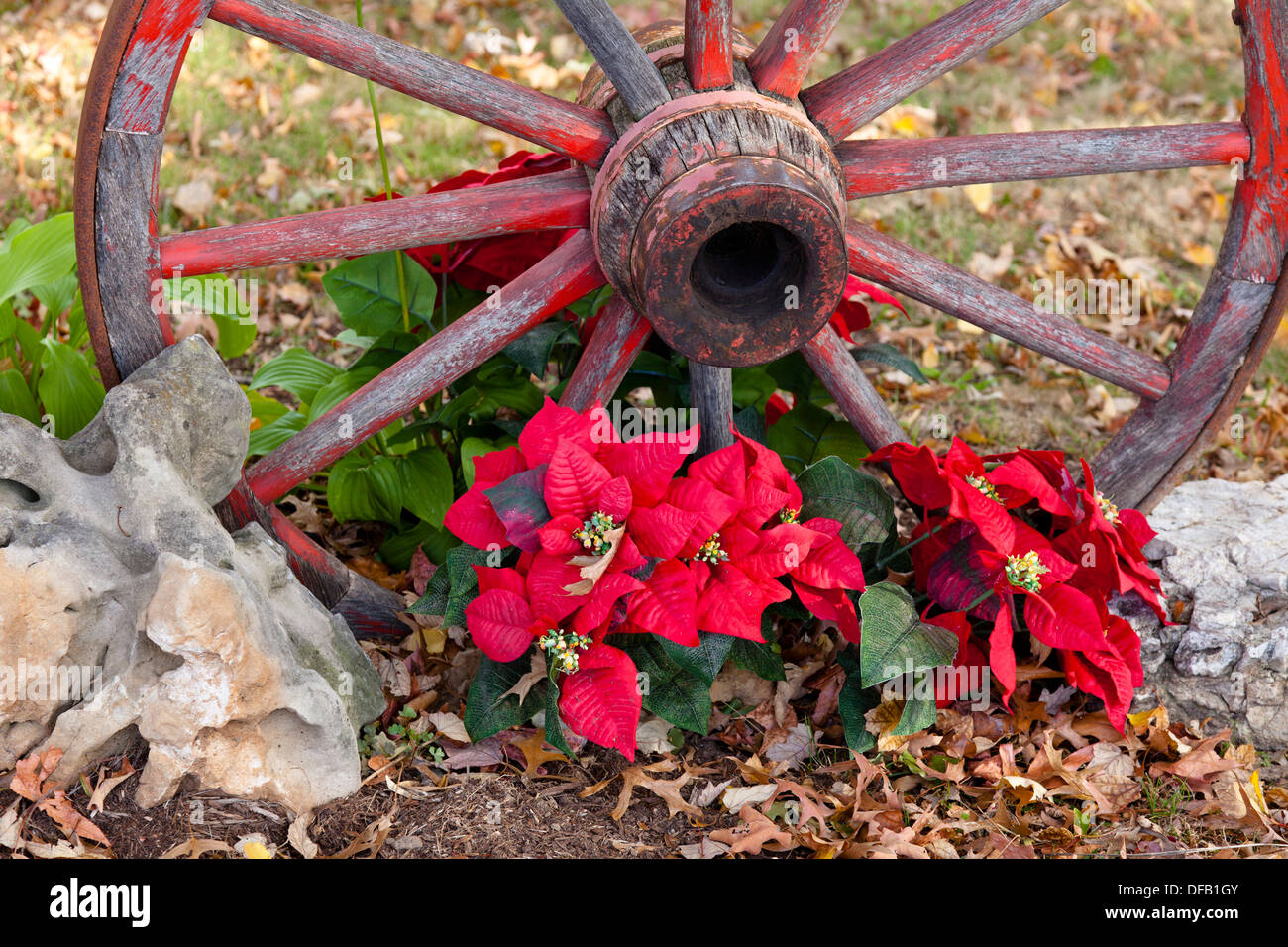 Old Wagon Wheel Stock Photos & Old Wagon Wheel Stock Images Alamy