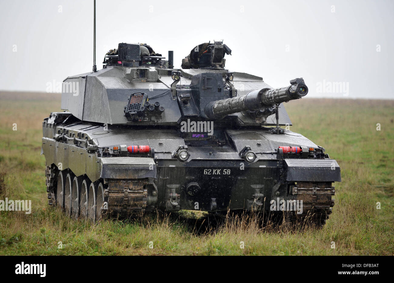 Challenger Mk ll battle tank. British Army reserve units training with the full time regular regiments, in this case the Royal Kings Hussars who are a tank regiment and operate Challenger Mk ll 60 tonne battle tanks. Salisbury Plain, UK. Stock Photo