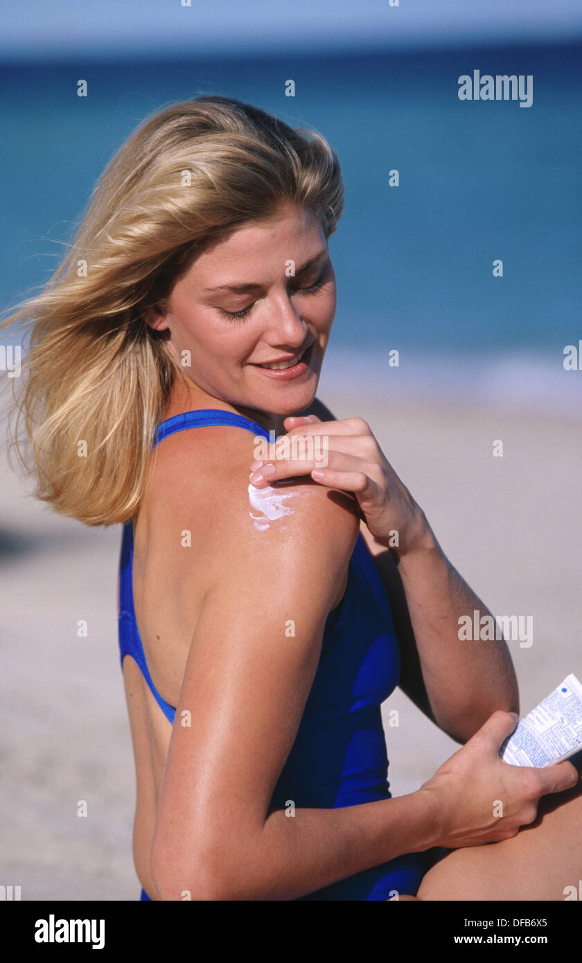 woman-putting-on-suntan-lotion-stock-photo-alamy