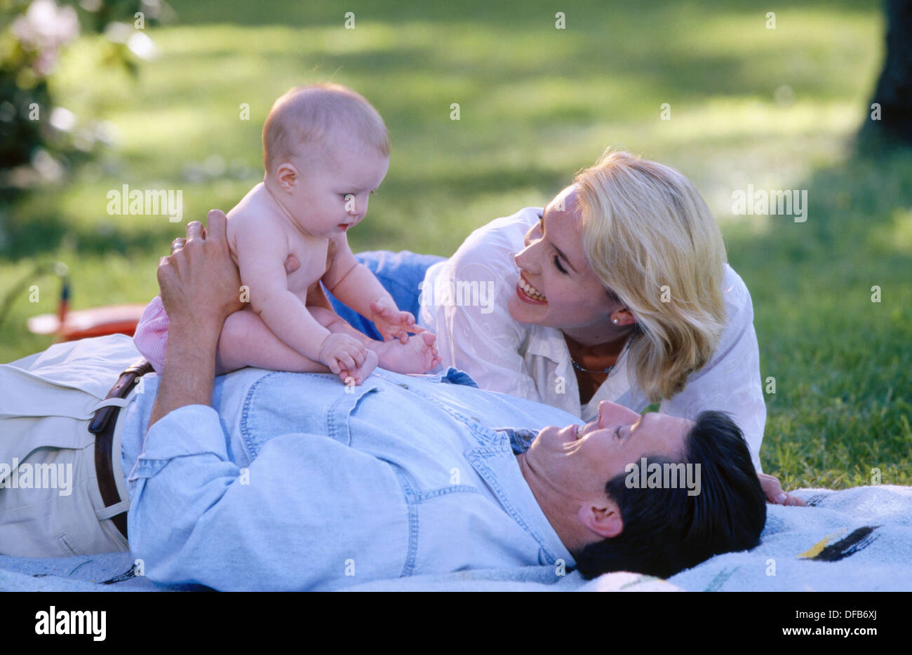 mom dad and baby photography