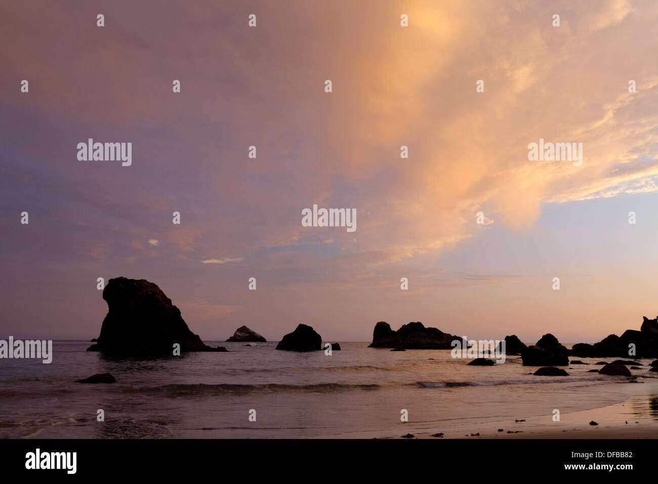 Oregon coast sunset sea stacks hi-res stock photography and images - Alamy