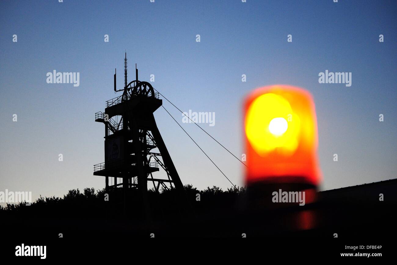 Unterbreizbach, Germany. 01st Oct, 2013. The shaft tower of the potash mine behind a warning lite in Unterbreizbach, Germany, 01 October 2013. Three people died in a mining accident ther. Photo: Daniel Reinhardt/dpa/Alamy Live News Stock Photo
