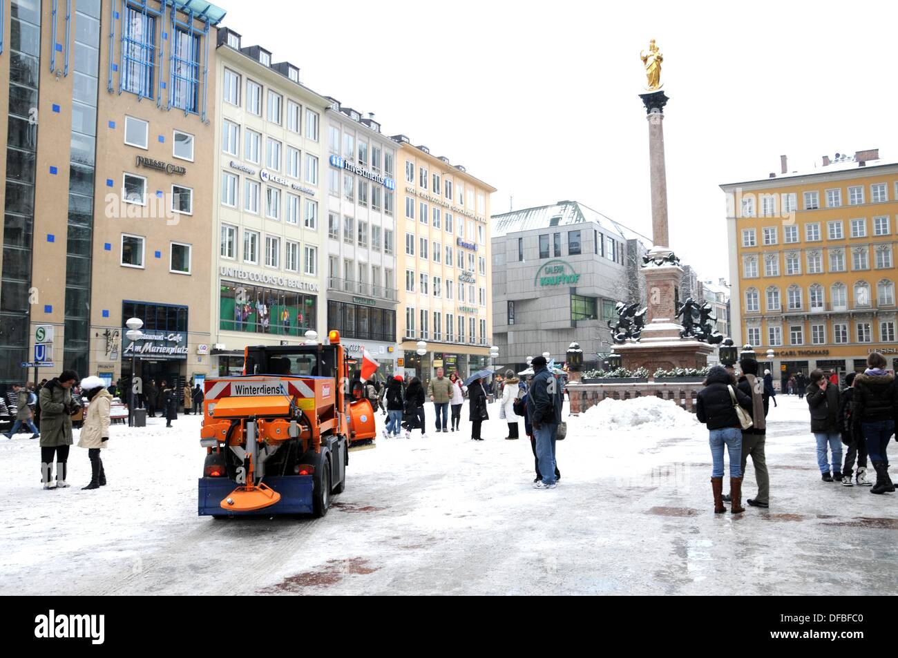 Munich marienplatz snow hi-res stock photography and images - Alamy