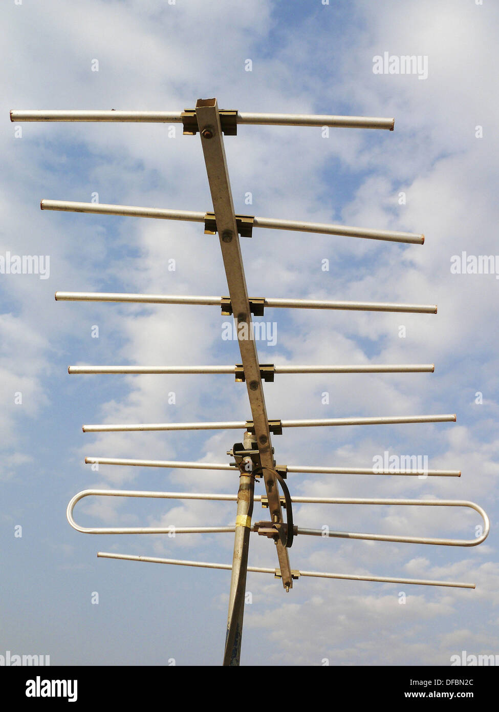 Stacked 9- & 17-Element Yagi TV Antenna Project (Dave Jones, N1UAV), Kirt's  Cogitations #314 - RF Cafe