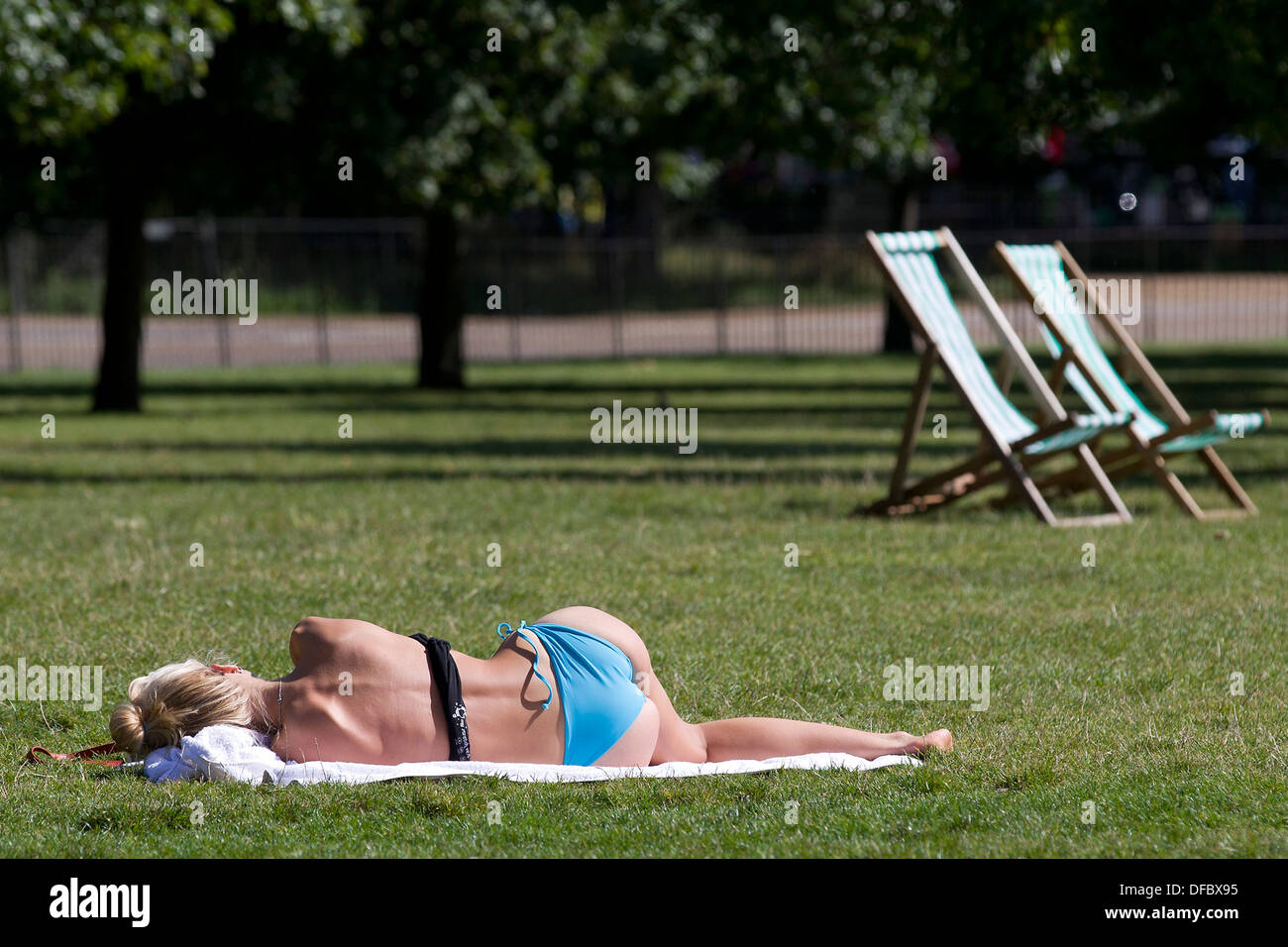 United Kingdom, London : A woman in her bathing costume sunbathes on the grass in Hyde Park in London on August 29, 2013. Stock Photo