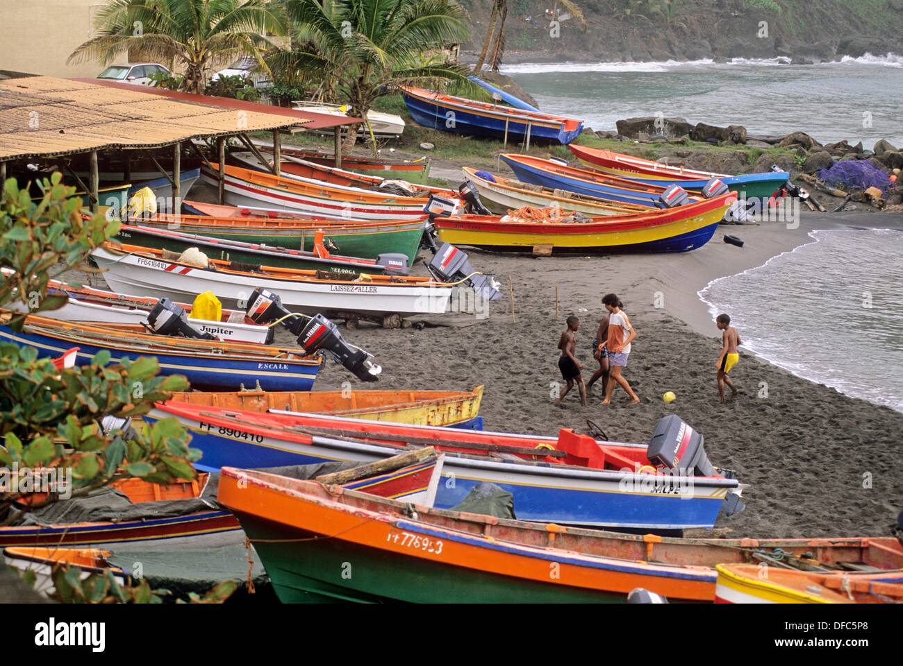 Enfants jouant au football sur la plage hires stock photography and
