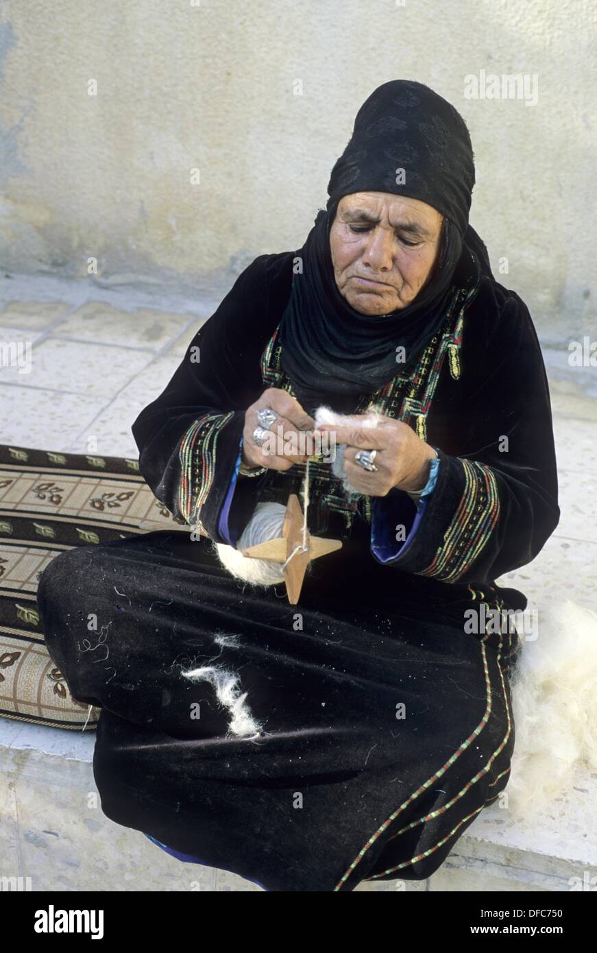 Old bedouin woman hi-res stock photography and images - Alamy