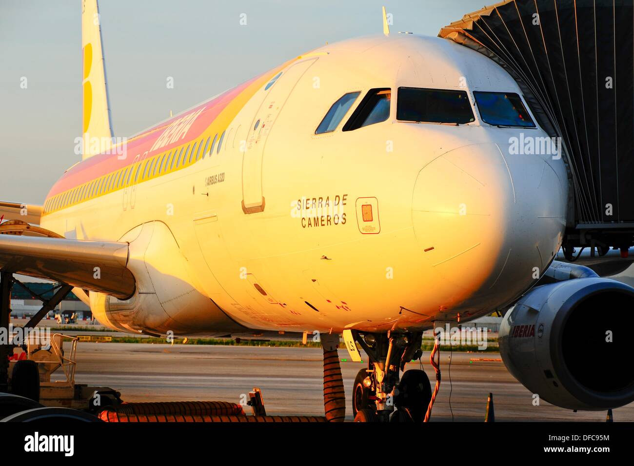Airbus 320 de Iberia con pasarela de embarque-desembarque, Puente aéreo Barcelona-Madrid, Aeropuerto de Barcelona, Prat del Stock Photo