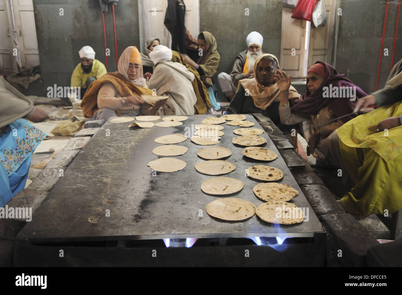 Volunteers Cook Chapatis In The Golden Temple S Kitchen Amritsar India Stock Photo Alamy