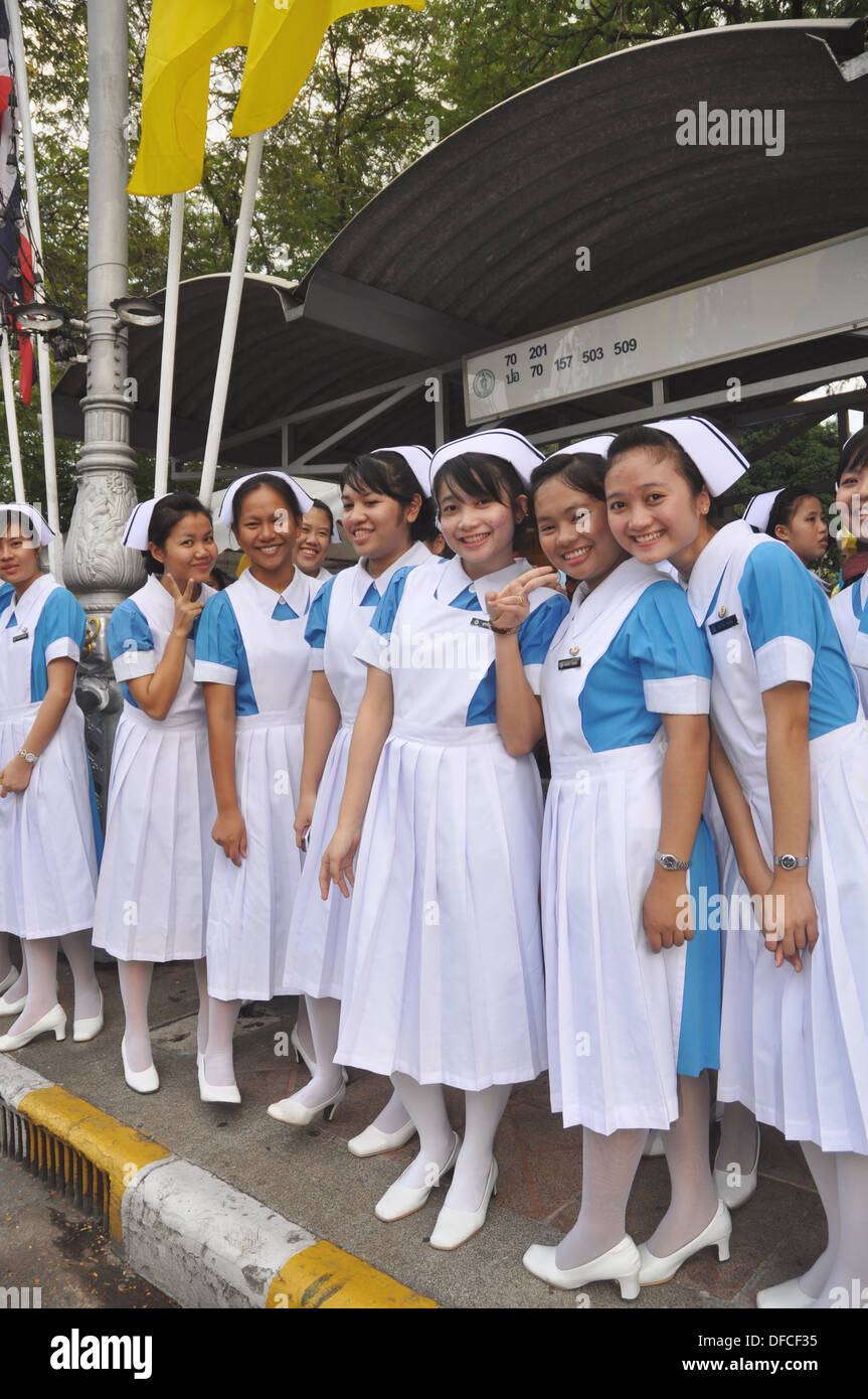 Bangkok (Thailand): Thai nurses at the king Bhumibol Adulyadej birthday´s public commemoration (December 5th) Stock Photo