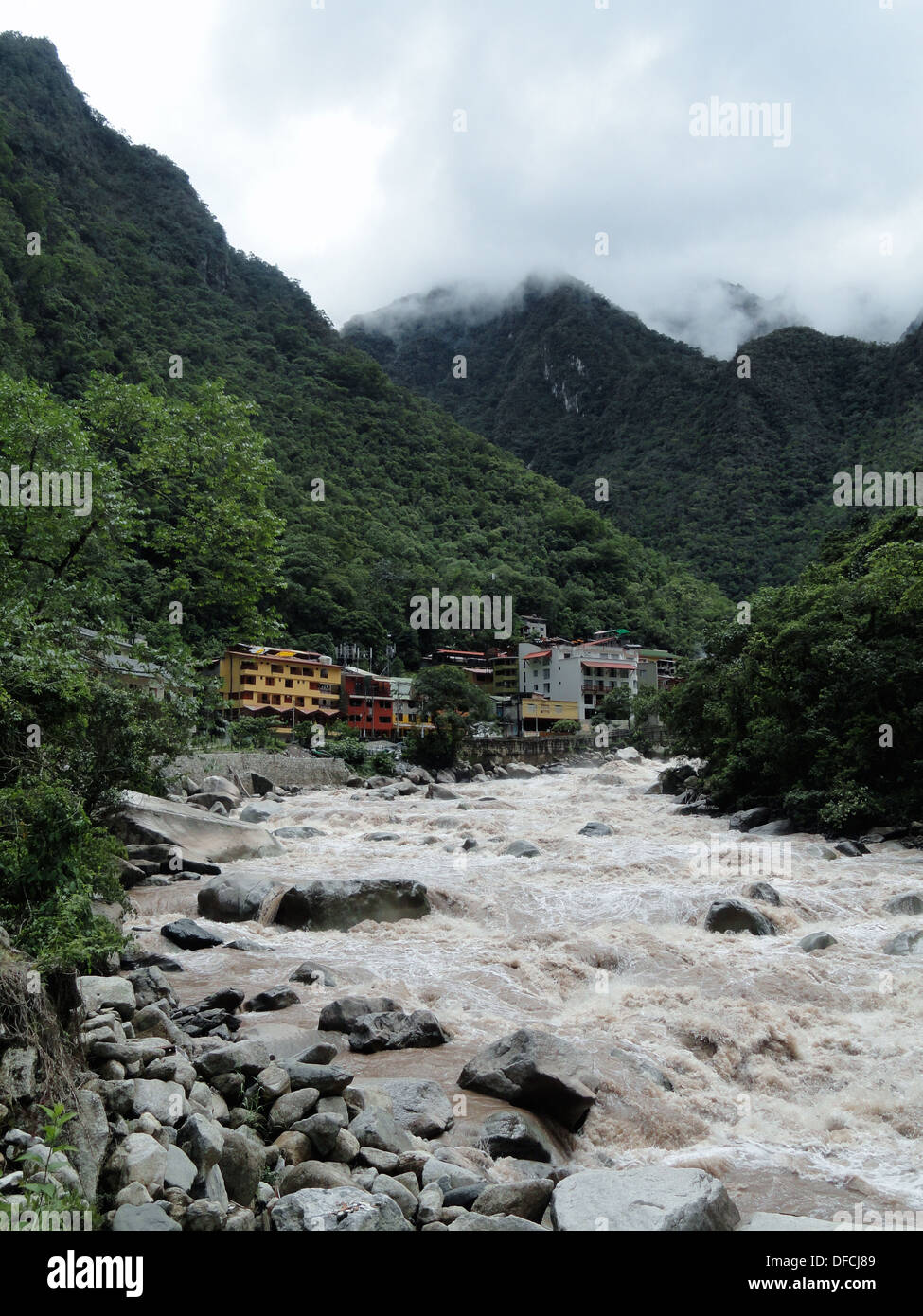The Urubamba / Vilcanota river flowing through the village of Aguas Calientes at Machu Picchu, Peru Stock Photo
