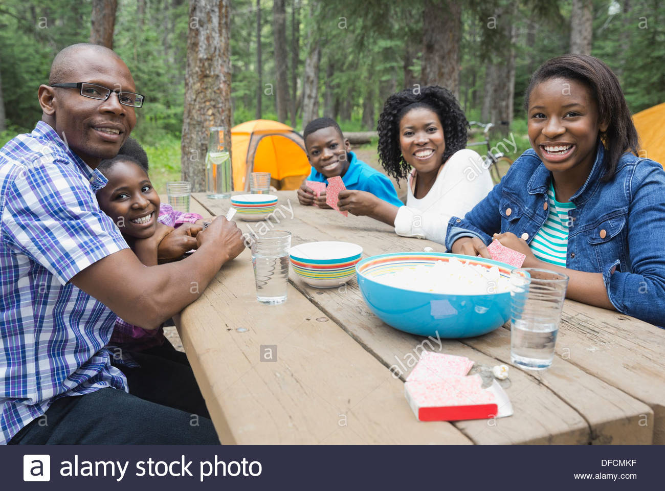 Family sitting at picnic table hi-res stock photography and images - Alamy