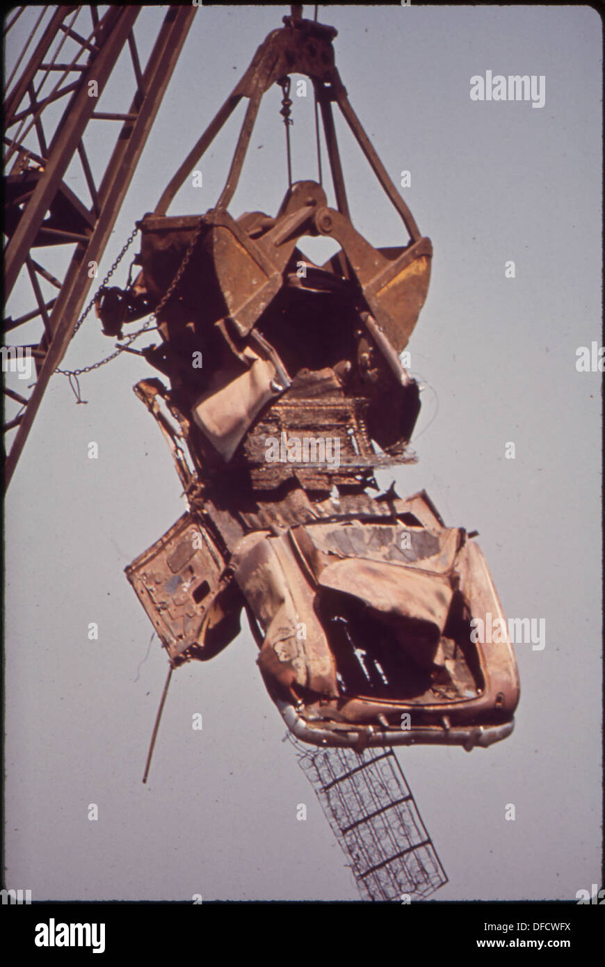 Car junkyard crane hi-res stock photography and images - Alamy