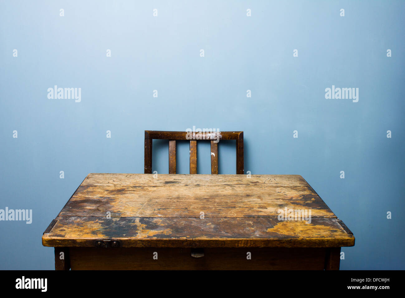 Размытая комната и стол. Полный стол и пустой стол. Пустой стол в интерьере. Белая деревянная столешница фон. Найти пустой стол в.