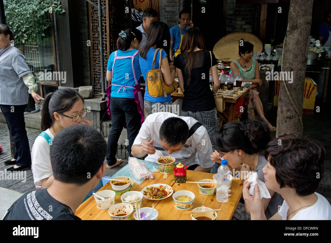 Chengdu, Kuan Zhai Xiang Zi historic city, street restaurant. Sichuan, China Stock Photo