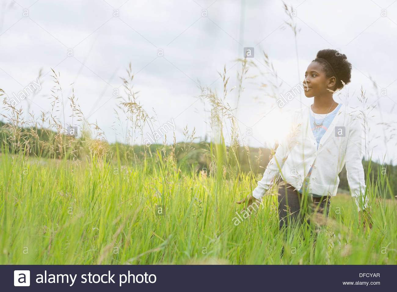 Child standing in field hi-res stock photography and images - Alamy
