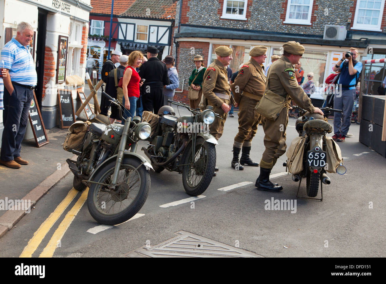 People Dressed Up For The Sheringham 1940 s Weekend Stock Photo Alamy people-dressed-up-for-the-sheringham-1940-s-weekend-stock-photo-alamy