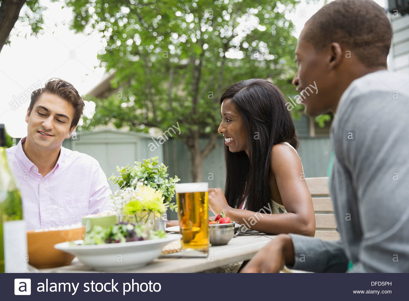 Group young people sitting table hi-res stock photography and images ...