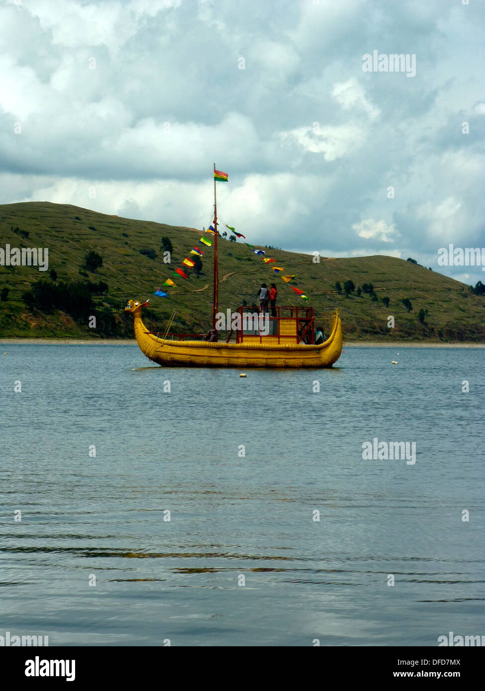 File:Bote de pesca Lago Titicaca.jpg - Wikimedia Commons